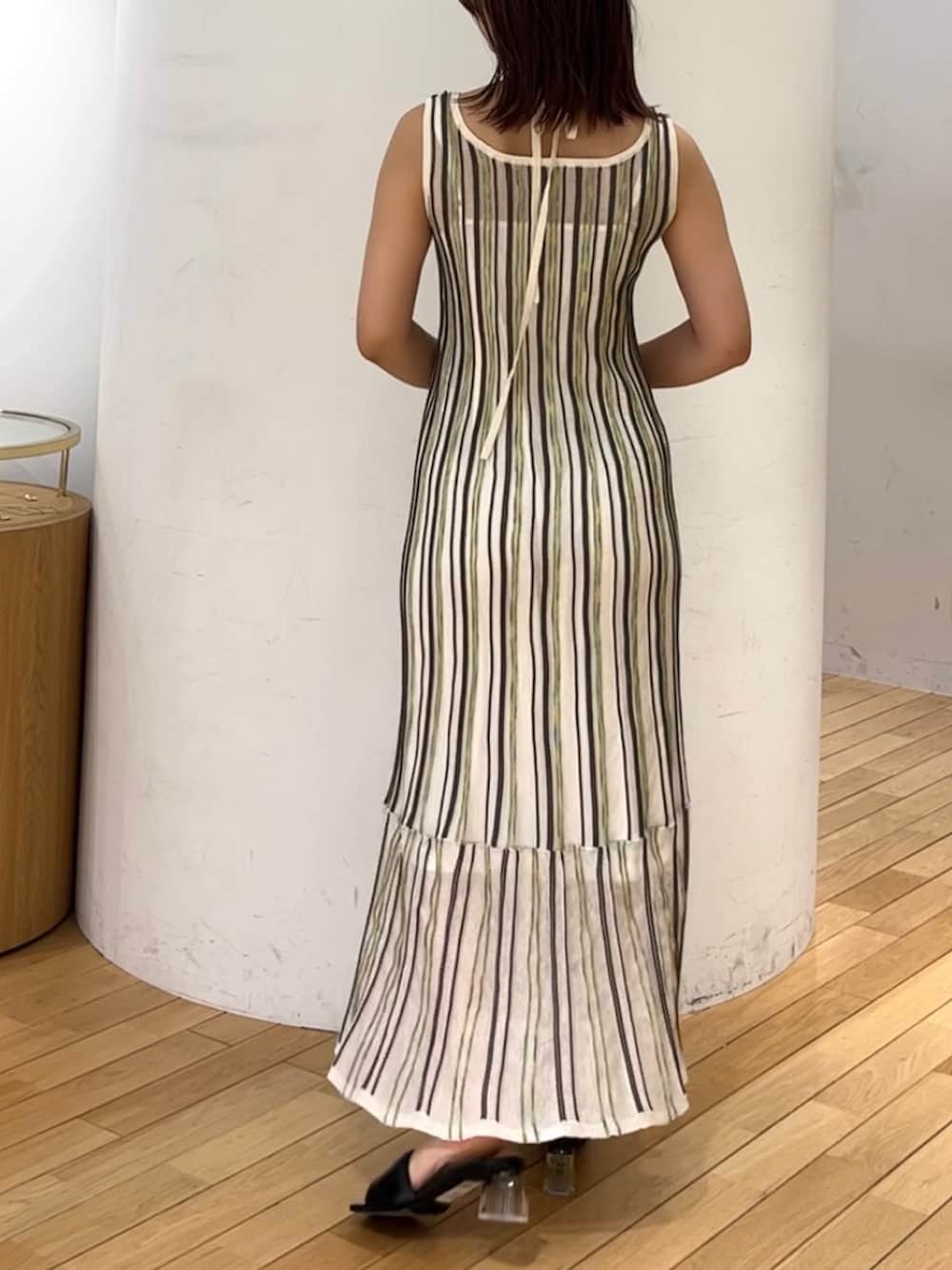 ブラウン系のハンドバッグ、ホワイト系のワンピース、ベージュ系のテーラードジャケットを着用したレディースの春コーディネートの5枚目の写真