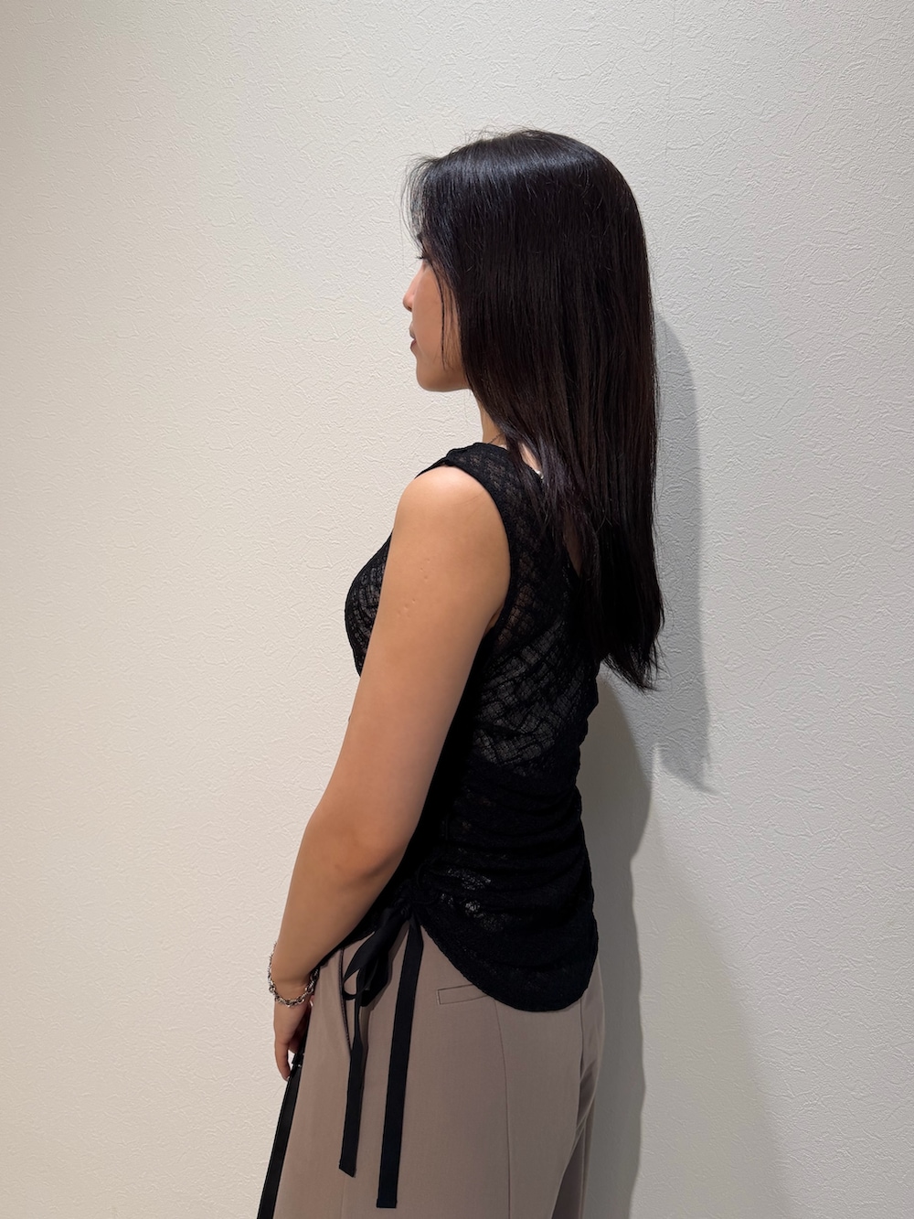 ブラック系のシャツ/ブラウス、ベージュ系のその他パンツ、ブラック系のハンドバッグを着用したレディースの夏コーディネートの5枚目の写真