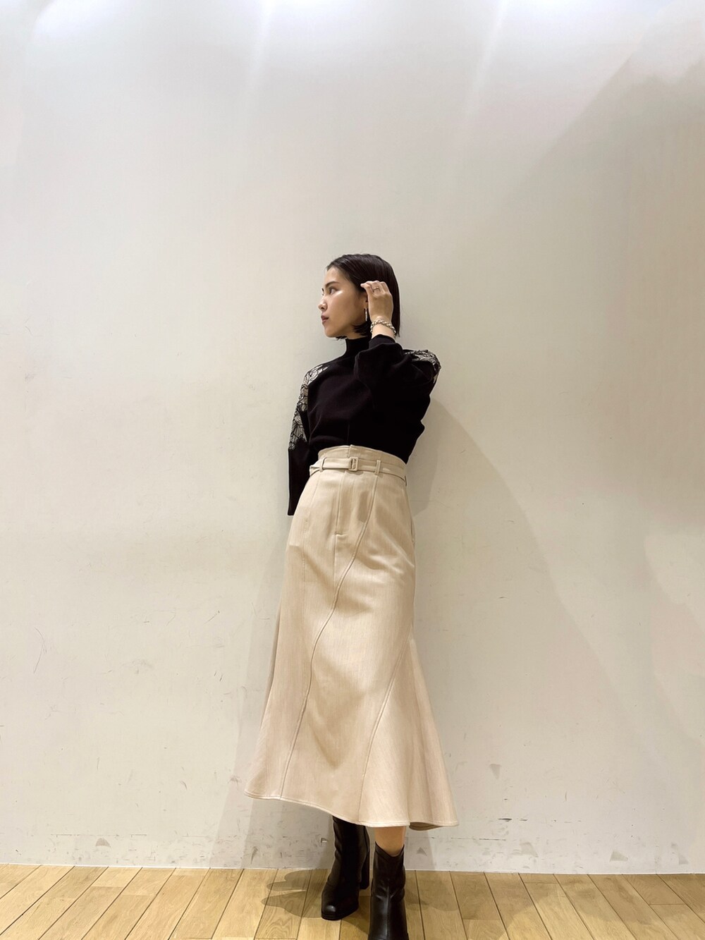 グレー系のニット/セーター、ベージュ系のスカートを着用したレディースの夏コーディネートの2枚目の写真