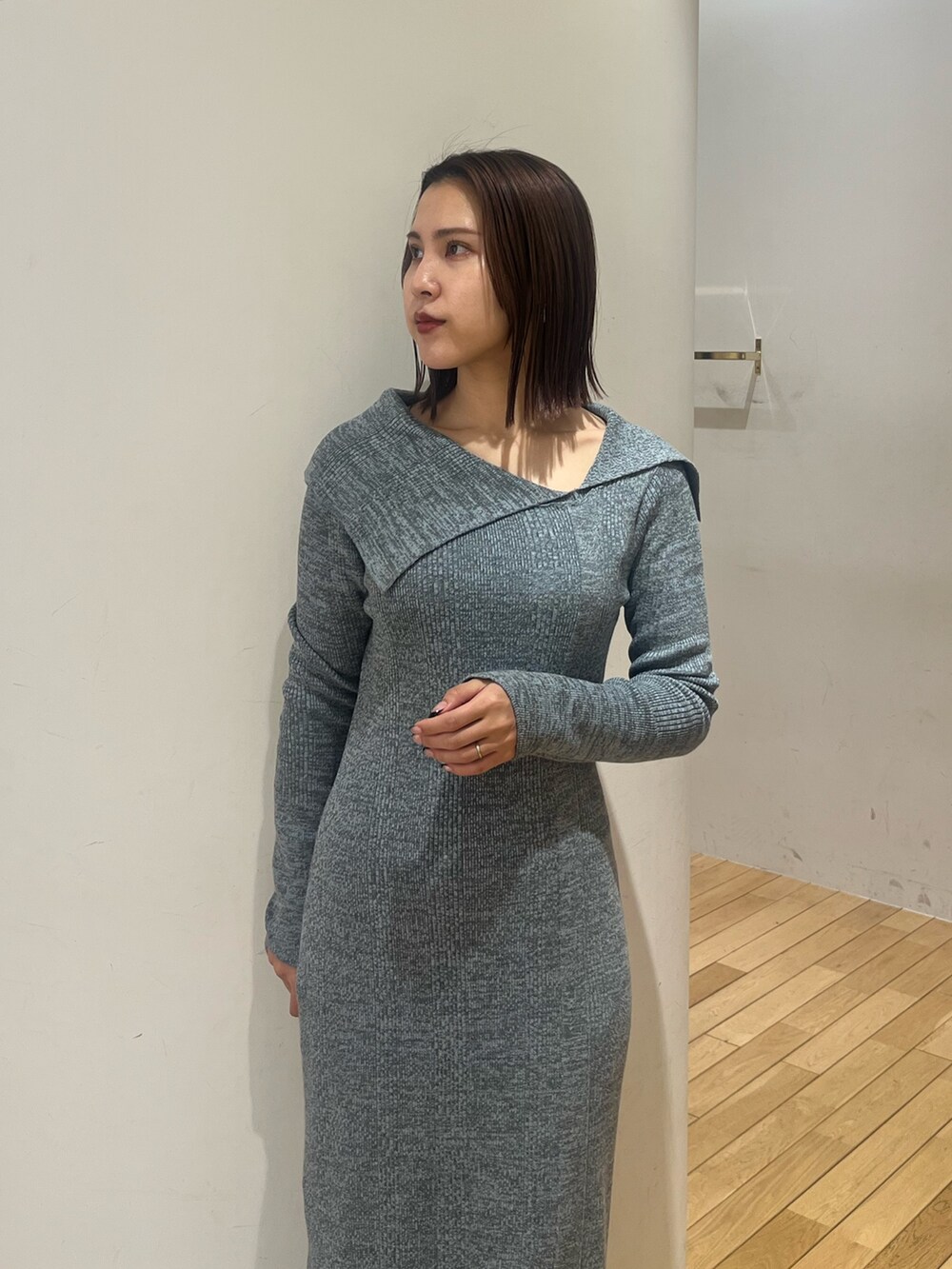 ブルー系のワンピース、ブラック系のブーツを着用したレディースの冬コーディネートの4枚目の写真