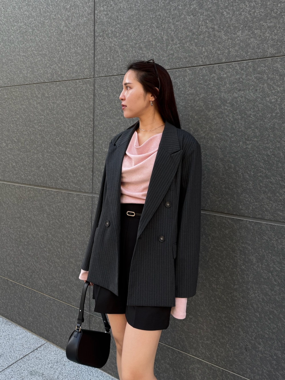 ブラック系のその他パンツ、ピンク系のTシャツ/カットソー、グレー系のテーラードジャケットを着用したレディースの冬コーディネートの4枚目の写真