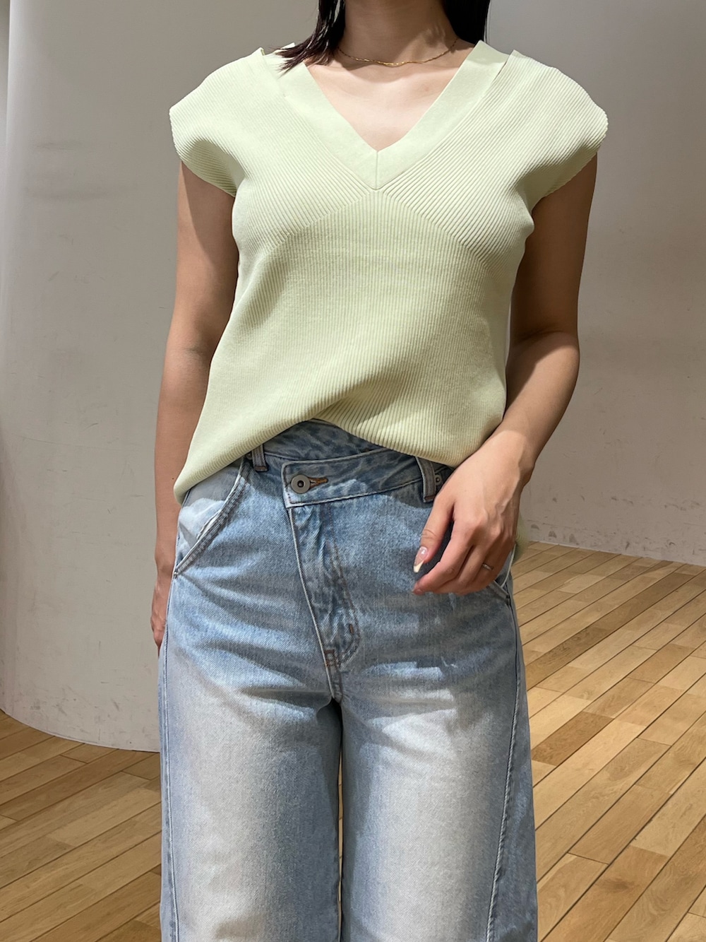 グレー系のテーラードジャケット、ブルー系のデニムパンツ、シルバー系のサンダルを着用したレディースの春コーディネートの5枚目の写真