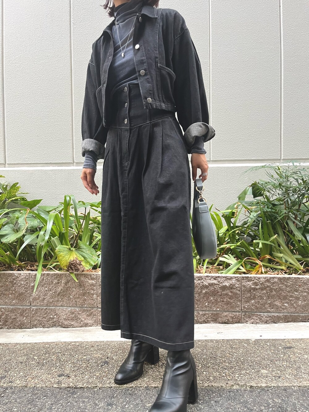 ブルー系のTシャツ/カットソー、ブラック系のデニムジャケット、ブルー系のハンドバッグを着用したレディースの夏コーディネートの5枚目の写真