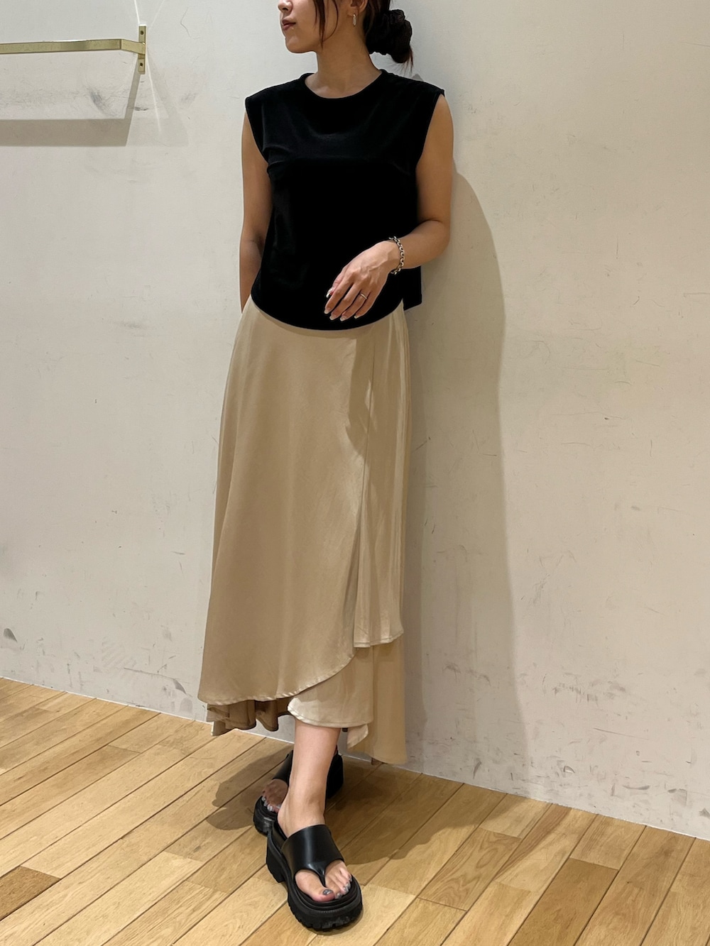 ブラック系のTシャツ/カットソー、ベージュ系のスカートを着用したレディースの夏コーディネートの5枚目の写真