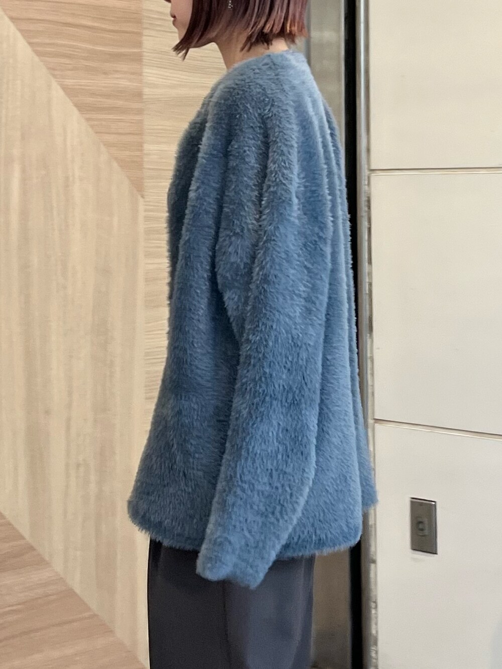 グレー系のカーディガン/ボレロ、グレー系のその他パンツ、ブラック系のニット/セーターを着用したレディースの秋コーディネートの5枚目の写真