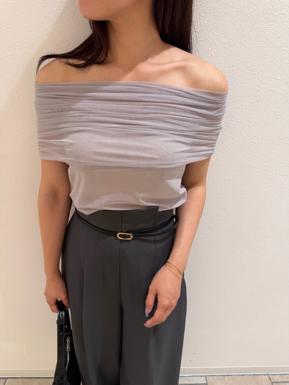 ブラック系のハンドバッグ、ブラック系のパンプス、グレー系のその他パンツを着用したレディースの夏コーディネートの6枚目の写真