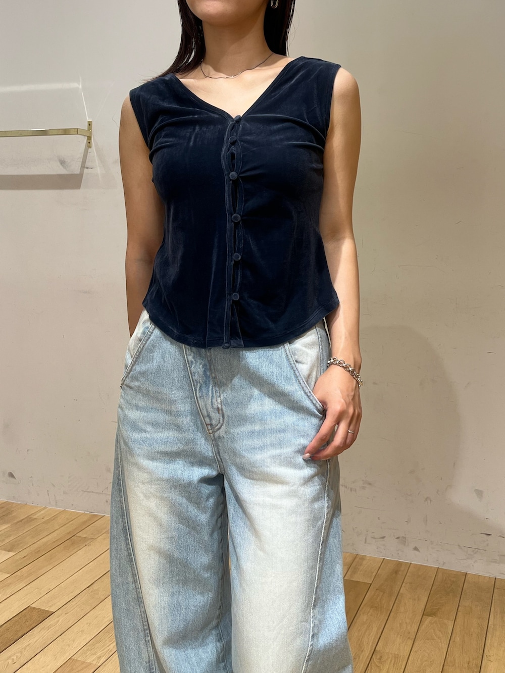 ブルー系のデニムパンツ、ブルー系のTシャツ/カットソーを着用したレディースの夏コーディネートの4枚目の写真