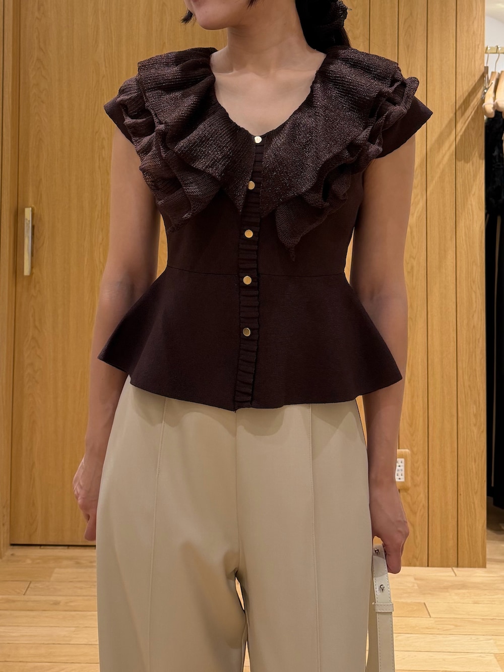 ブラック系のパンプス、ホワイト系のハンドバッグ、ベージュ系のその他パンツを着用したレディースの春コーディネートの4枚目の写真