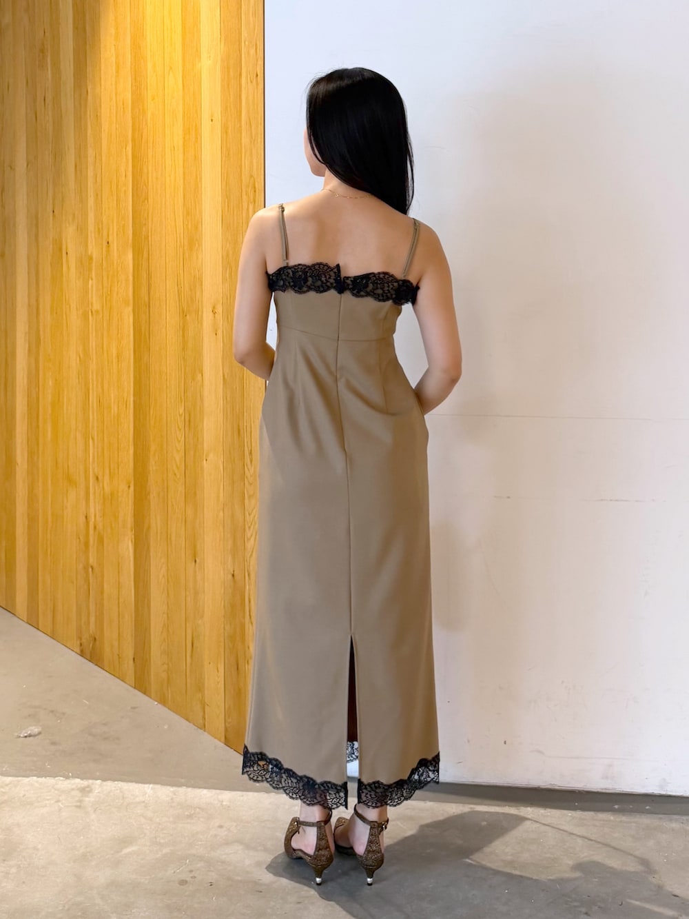 ベージュ系のシャツ/ブラウス、ベージュ系のワンピース、その他のパンプスを着用したレディースの秋コーディネートの7枚目の写真