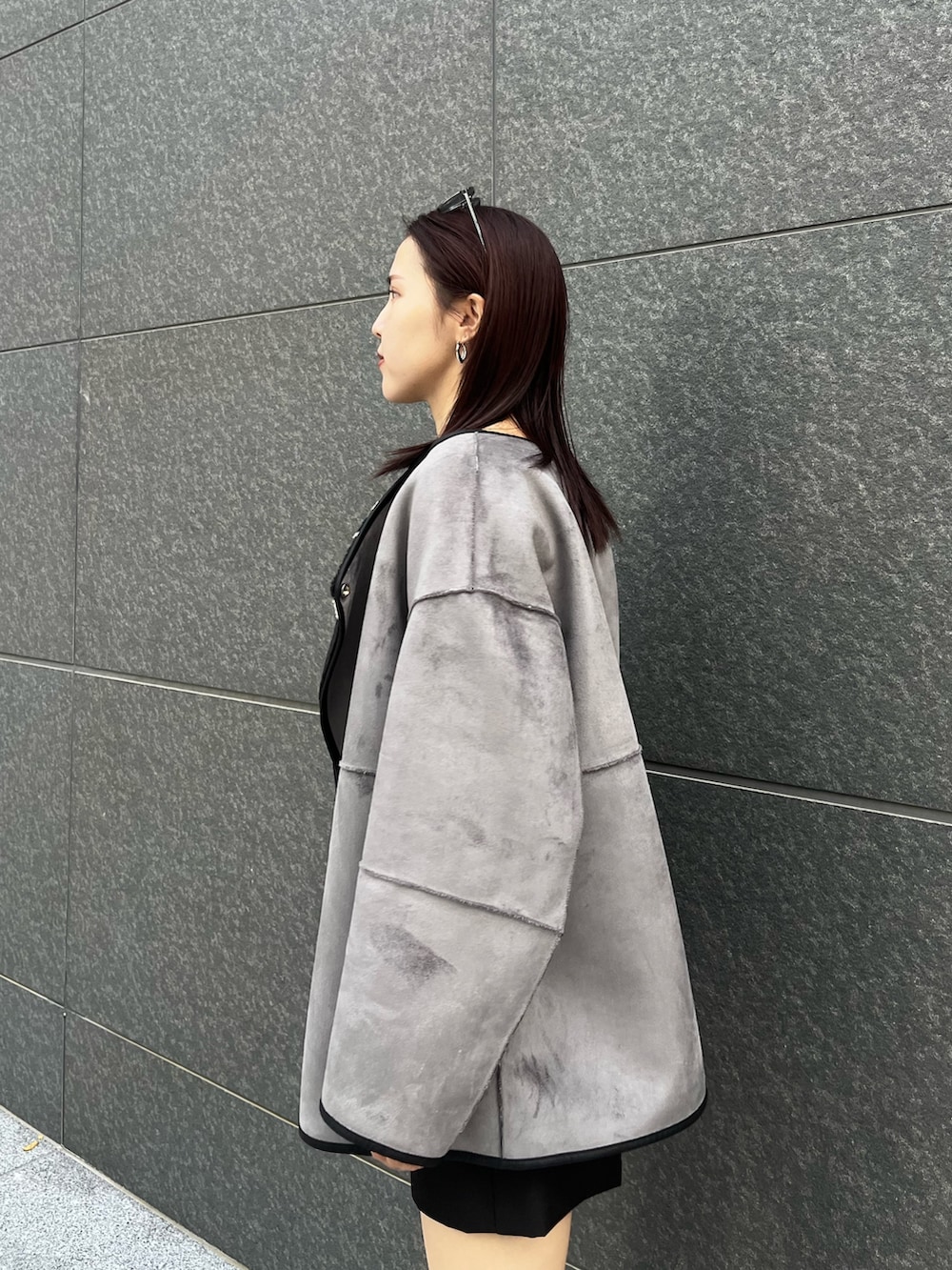 ブラック系のその他パンツ、ブラック系のニット/セーター、ブラック系のブルゾンを着用したレディースの冬コーディネートの7枚目の写真