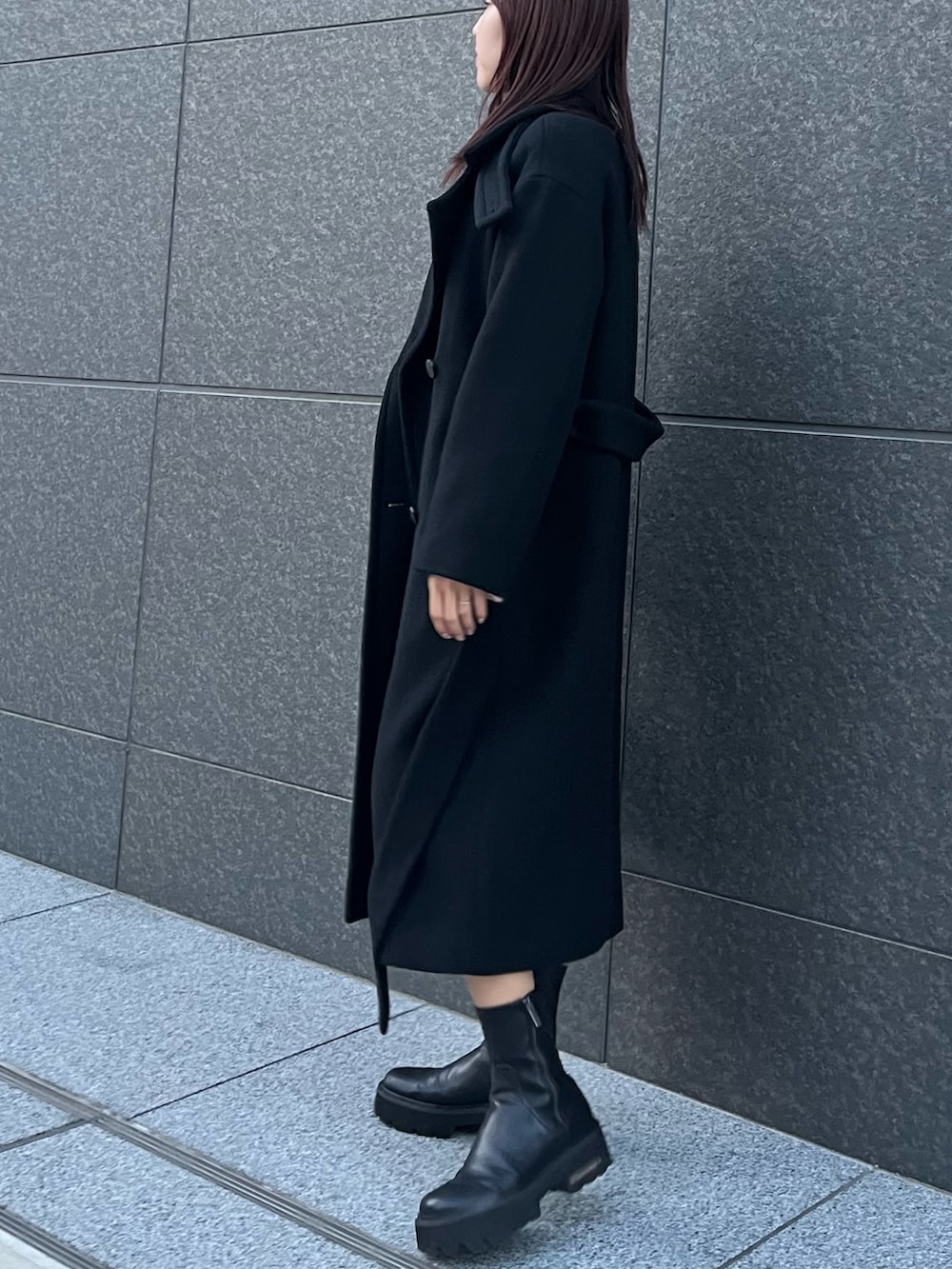 ブラック系のその他パンツ、ピンク系のニット/セーター、ブラック系のステンカラーコートを着用したレディースの冬コーディネートの2枚目の写真