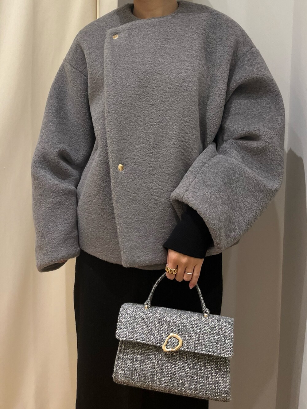 ブラック系のブーツ、グレー系のブルゾン、ブラック系のワンピースを着用したレディースの冬コーディネートの5枚目の写真