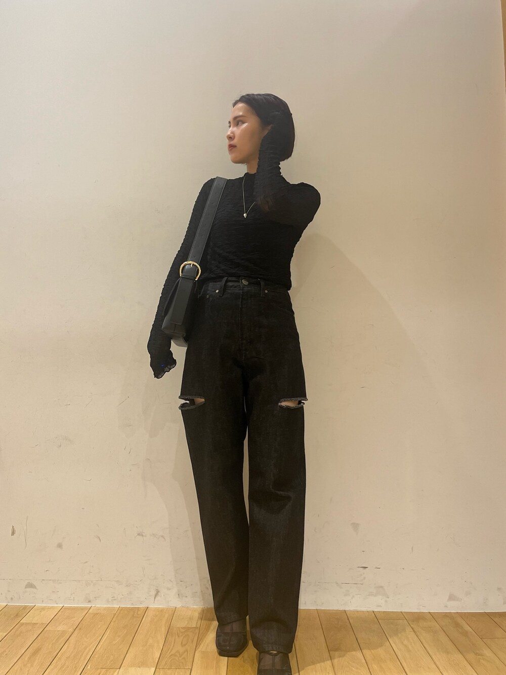 ブラック系のパンプス、ブラック系のデニムパンツ、ブラック系のTシャツ/カットソーを着用したレディースの秋コーディネートの5枚目の写真