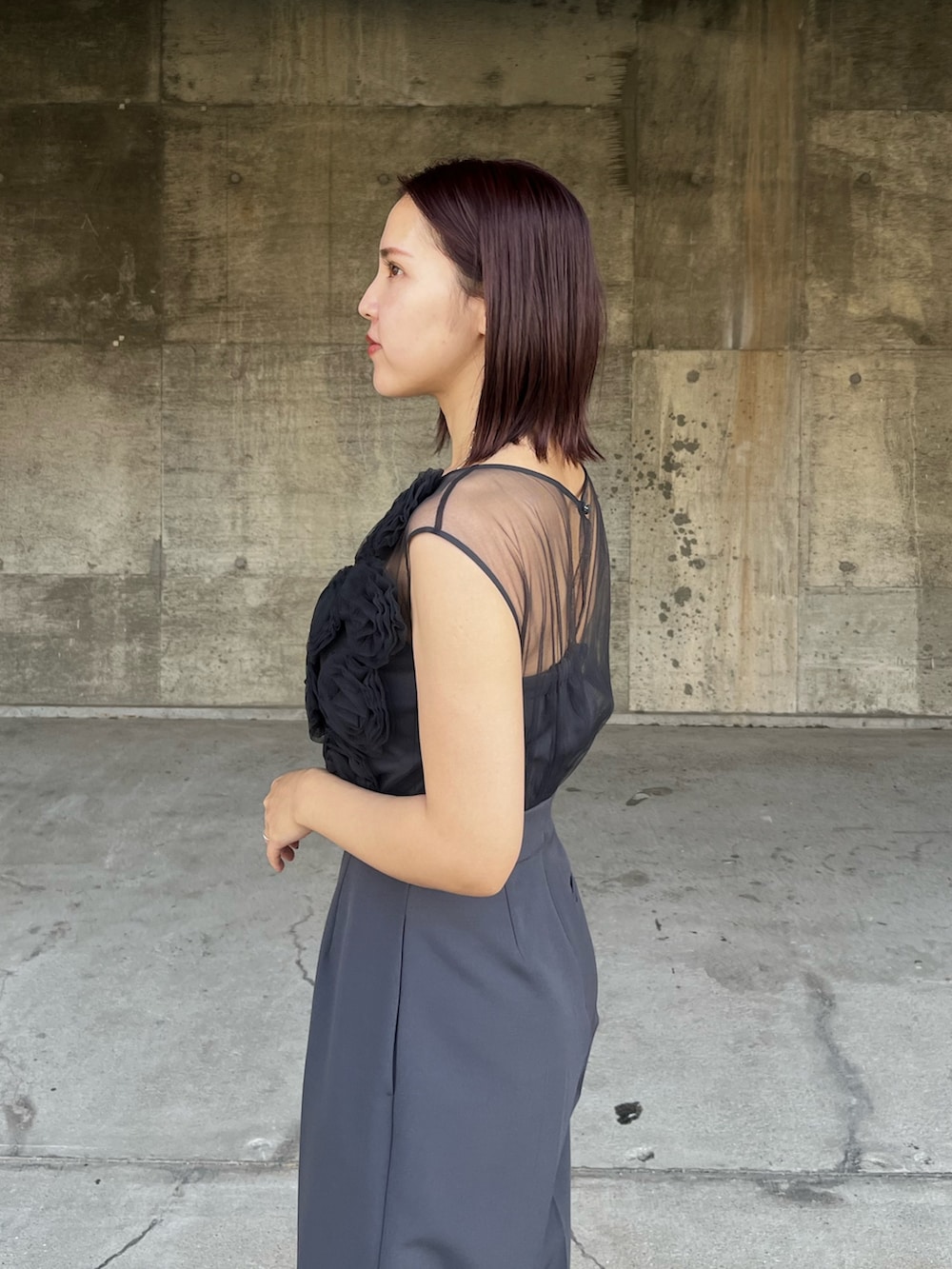 グレー系のパンツドレス、その他のクラッチバッグ、その他のパンプスを着用したレディースの冬コーディネートの5枚目の写真