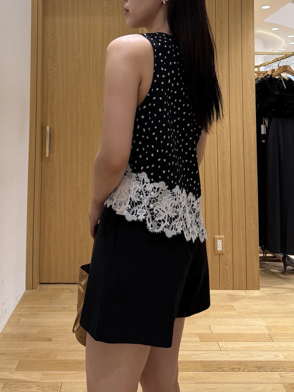ブラック系のその他パンツ、イエロー系のハンドバッグ、ブラック系のブーツを着用したレディースの夏コーディネートの5枚目の写真