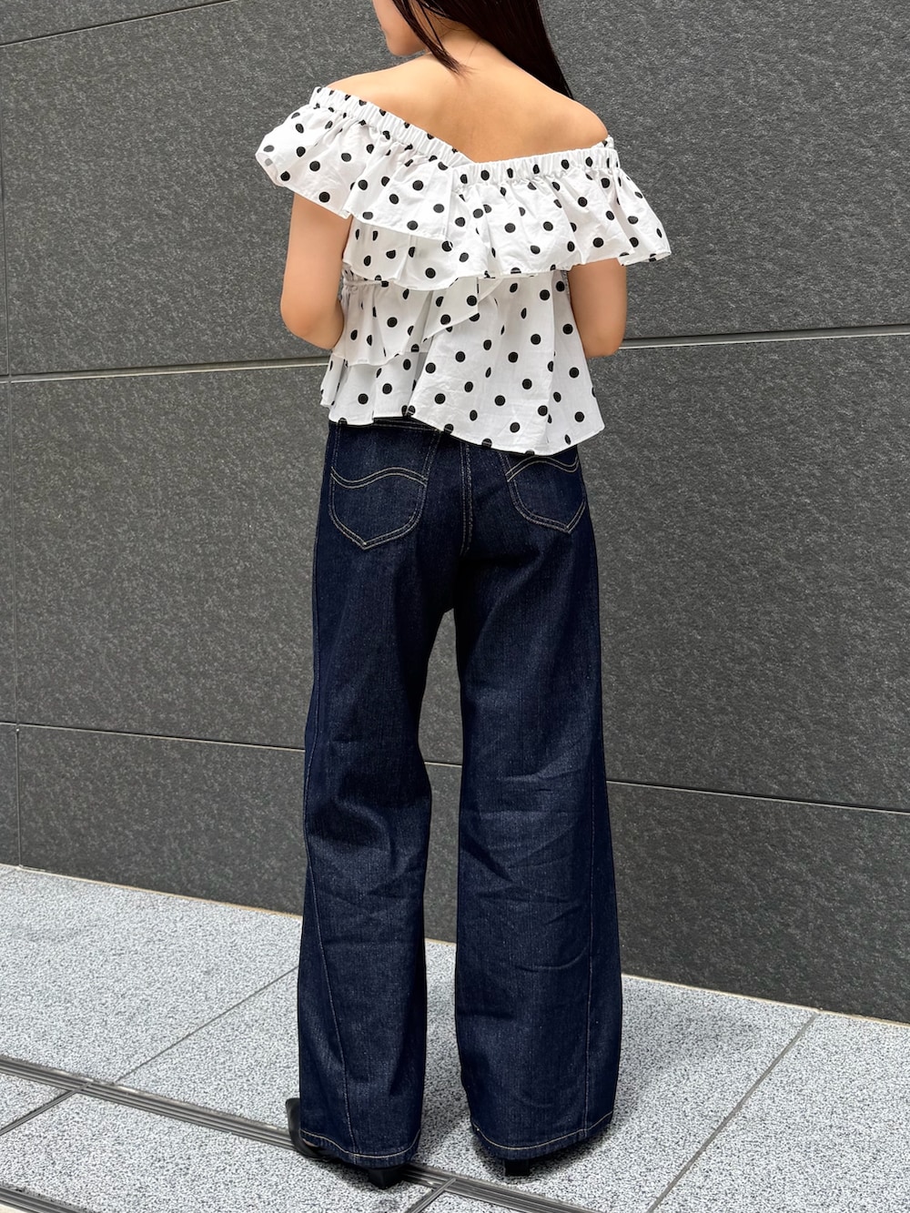 ブルー系のデニムパンツ、その他のシャツ/ブラウス、ブラック系のハンドバッグを着用したレディースの夏コーディネートの3枚目の写真