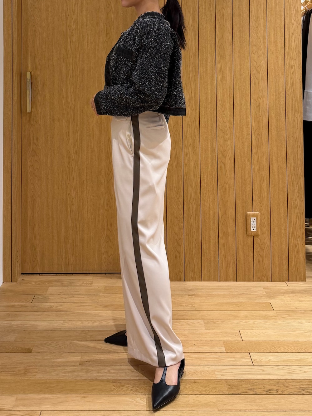 ブラック系のニット/セーター、ブラック系のパンプス、ホワイト系のその他パンツを着用したレディースの冬コーディネートの2枚目の写真