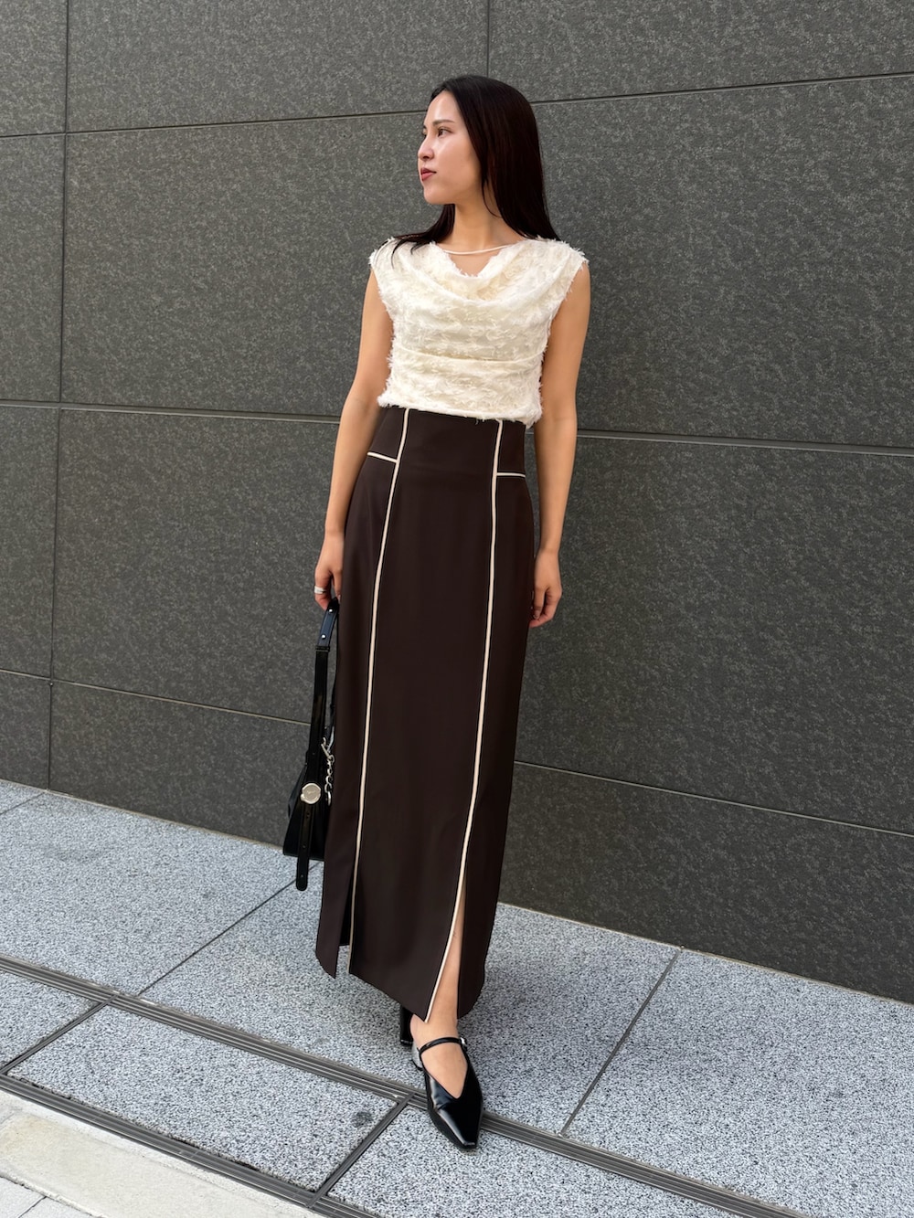 ブラウン系のテーラードジャケット、ホワイト系のシャツ/ブラウス、ブラウン系のスカートを着用したレディースの春コーディネートの6枚目の写真