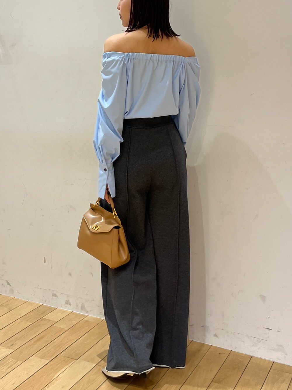 グレー系のスウェットパンツ、ブルー系のシャツ/ブラウス、ブラウン系のハンドバッグを着用したレディースの春コーディネートの6枚目の写真