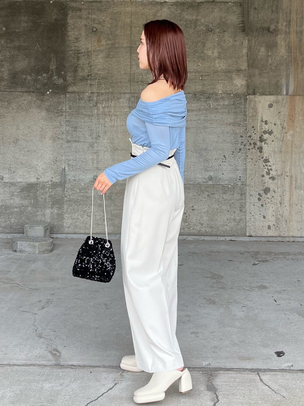 ホワイト系のその他パンツ、ブルー系のTシャツ/カットソー、ホワイト系のサンダルを着用したレディースの春コーディネートの3枚目の写真