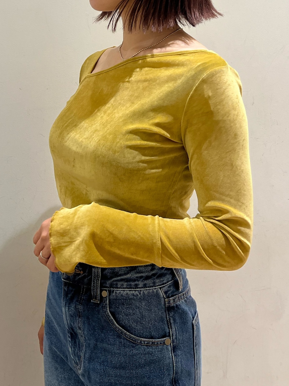 ブラック系のショルダーバッグ、ブラウン系のカーディガン/ボレロ、イエロー系のTシャツ/カットソーを着用したレディースの秋コーディネートの4枚目の写真