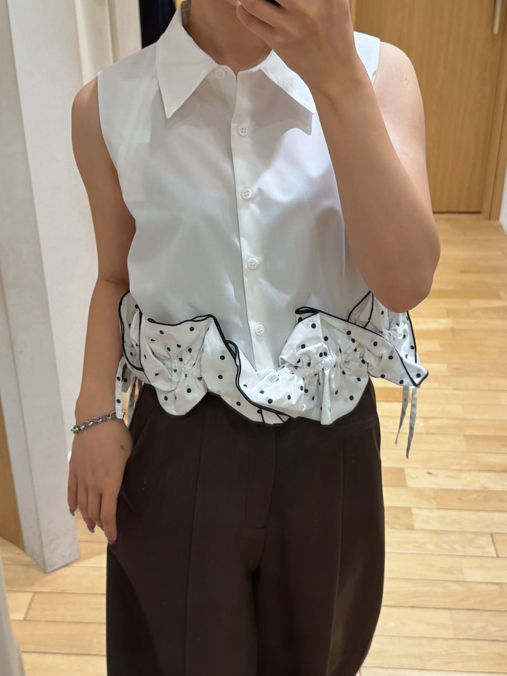ブラウン系のその他パンツ、ホワイト系のシャツ/ブラウス、ブラウン系のサンダルを着用したレディースの夏コーディネートの6枚目の写真