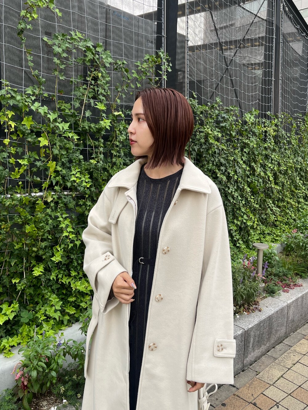 グレー系のワンピース、グレー系のステンカラーコートを着用したレディースの秋コーディネートの5枚目の写真