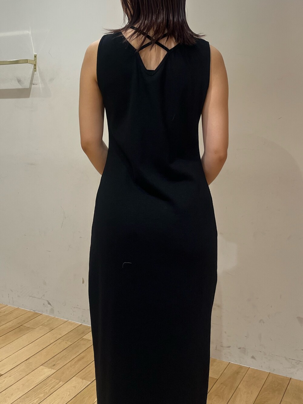 ブラック系のワンピース、ピンク系のスニーカー、ブラウン系のハンドバッグを着用したレディースの夏コーディネートの6枚目の写真