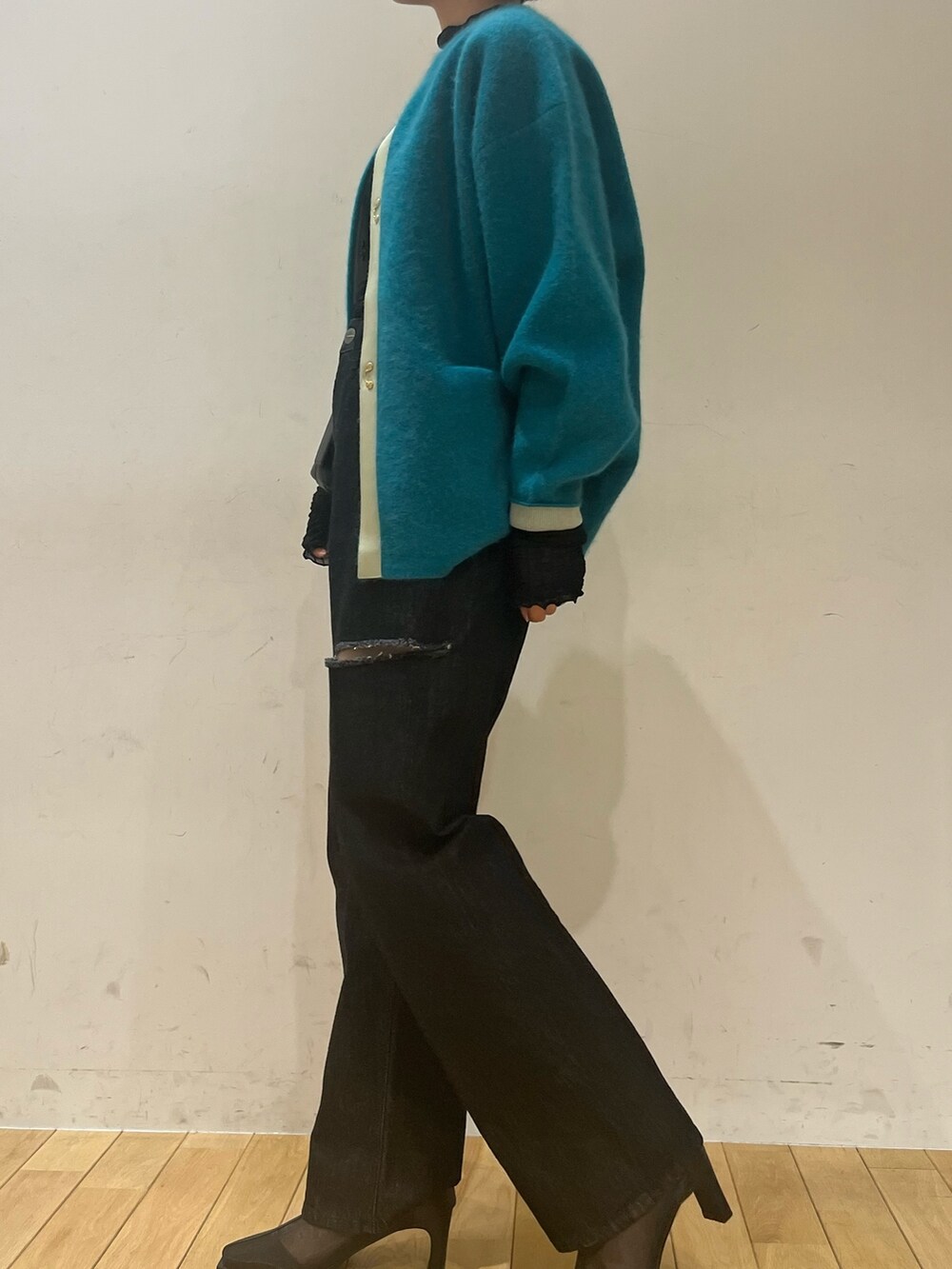 ブラック系のパンプス、ブラック系のデニムパンツ、ブラック系のTシャツ/カットソーを着用したレディースの秋コーディネートの2枚目の写真