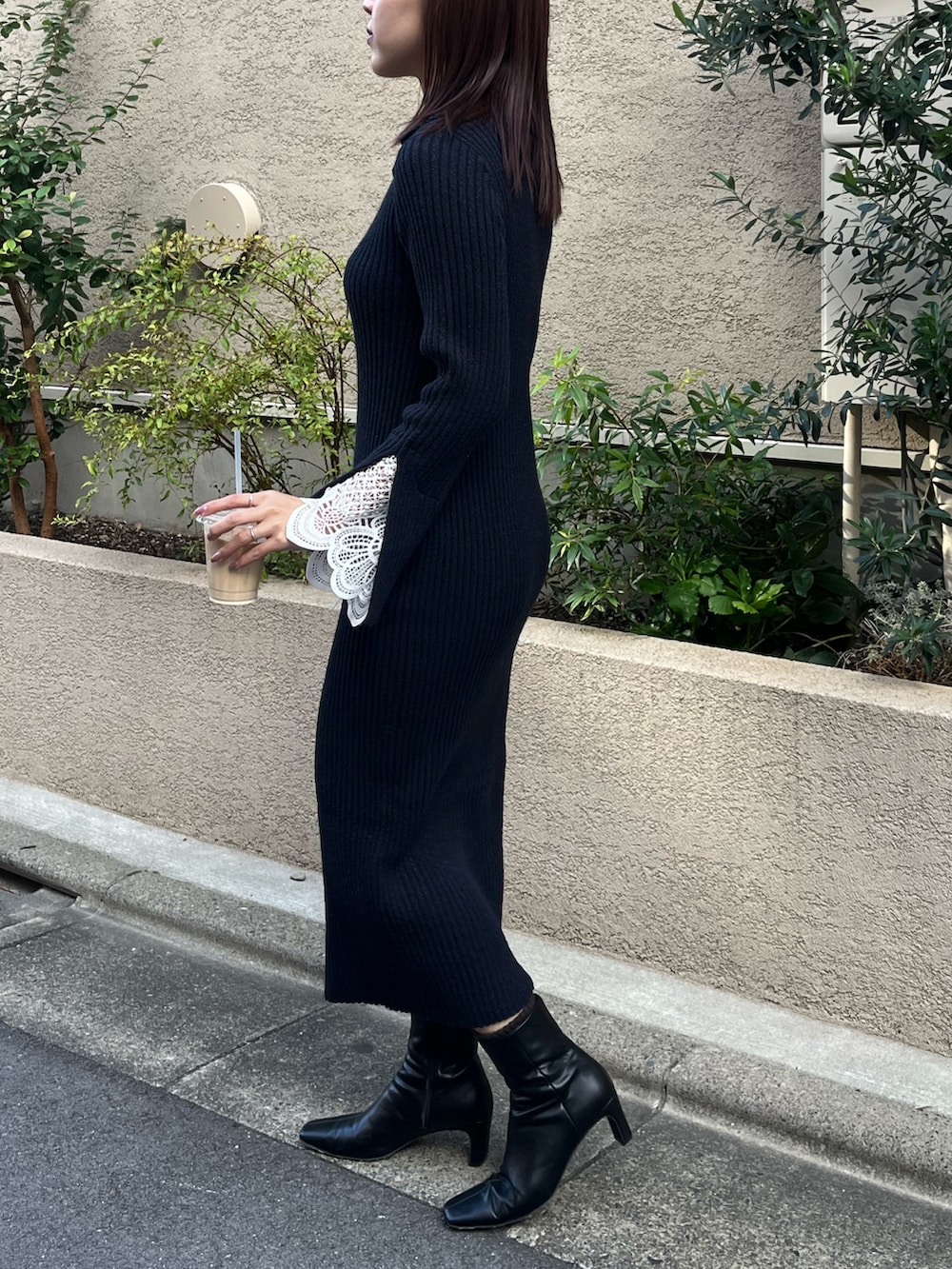 ブラック系のブーツ、ブルー系のワンピースを着用したレディースの秋コーディネートの2枚目の写真