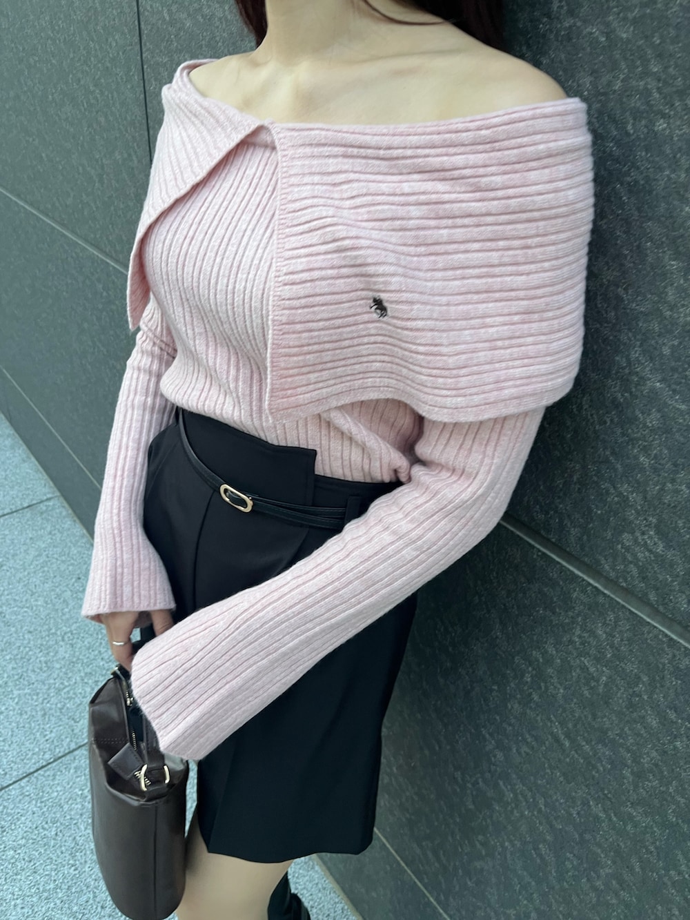 ブラック系のその他パンツ、ピンク系のニット/セーター、ブラック系のステンカラーコートを着用したレディースの冬コーディネートの8枚目の写真