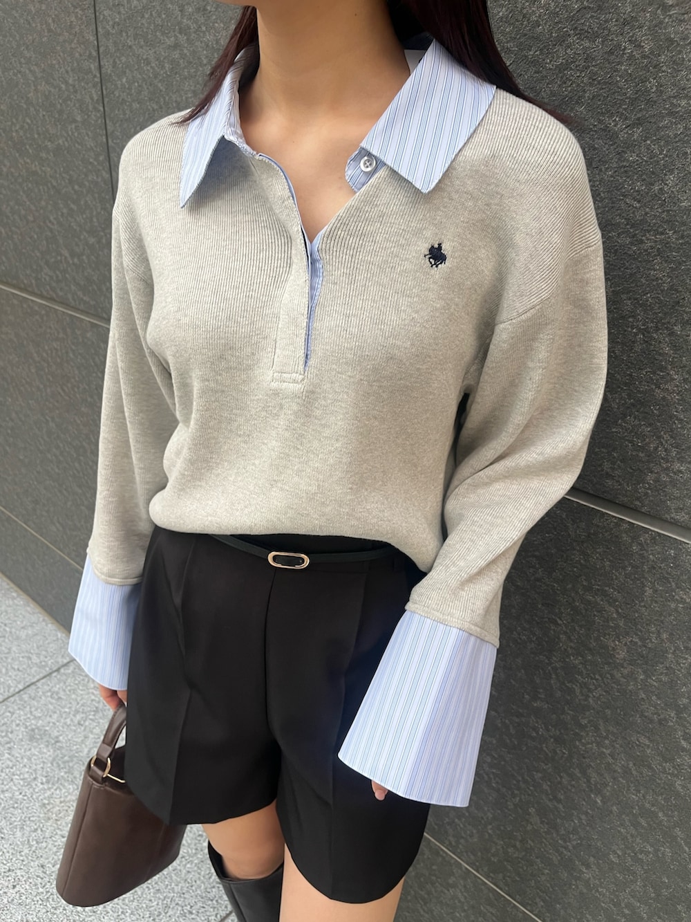 ブラック系のその他パンツ、ブラウン系のハンドバッグ、ブラウン系のブーツを着用したレディースの秋コーディネートの7枚目の写真