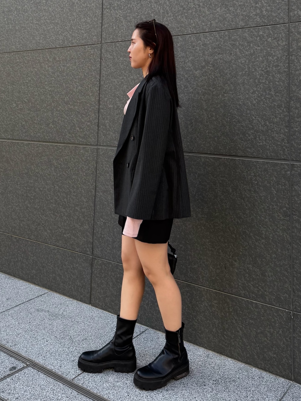 ブラック系のその他パンツ、ピンク系のTシャツ/カットソー、グレー系のテーラードジャケットを着用したレディースの冬コーディネートの2枚目の写真