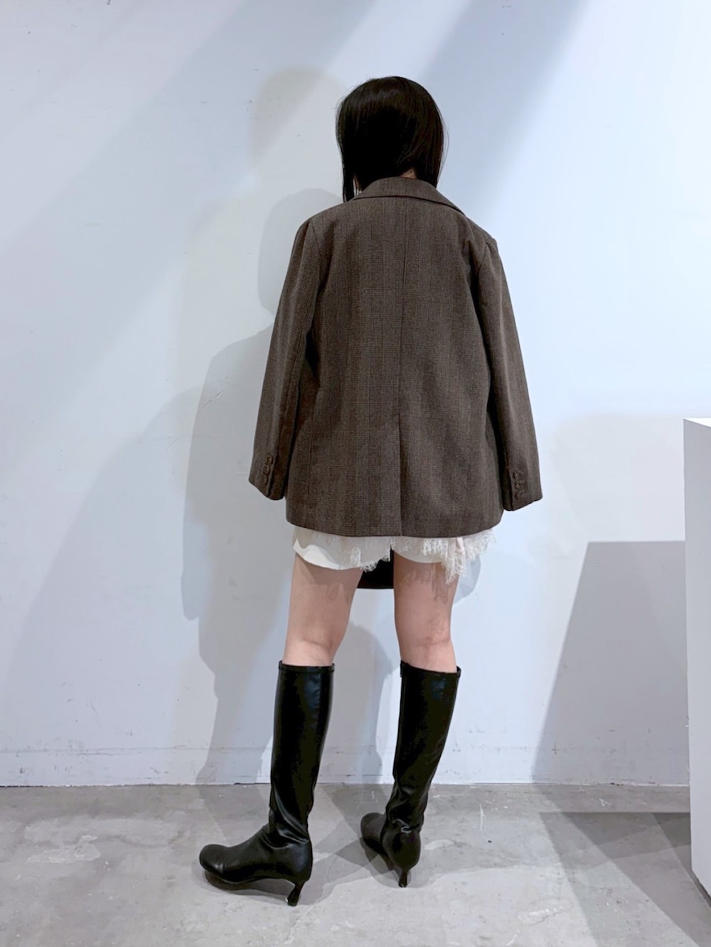 ピンク系のシャツ/ブラウス、ホワイト系のその他パンツ、ブラック系のブーツを着用したレディースの夏コーディネートの3枚目の写真
