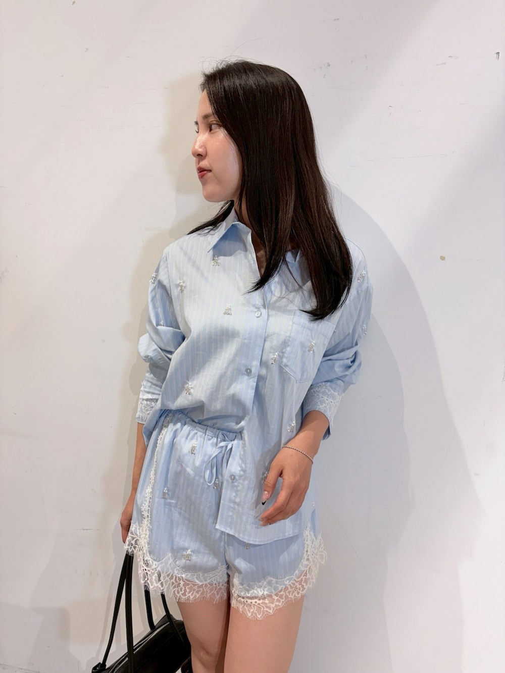 ブルー系のその他パンツ、ブラウン系のブーツ、ブルー系のシャツ/ブラウスを着用したレディースの秋コーディネートの4枚目の写真