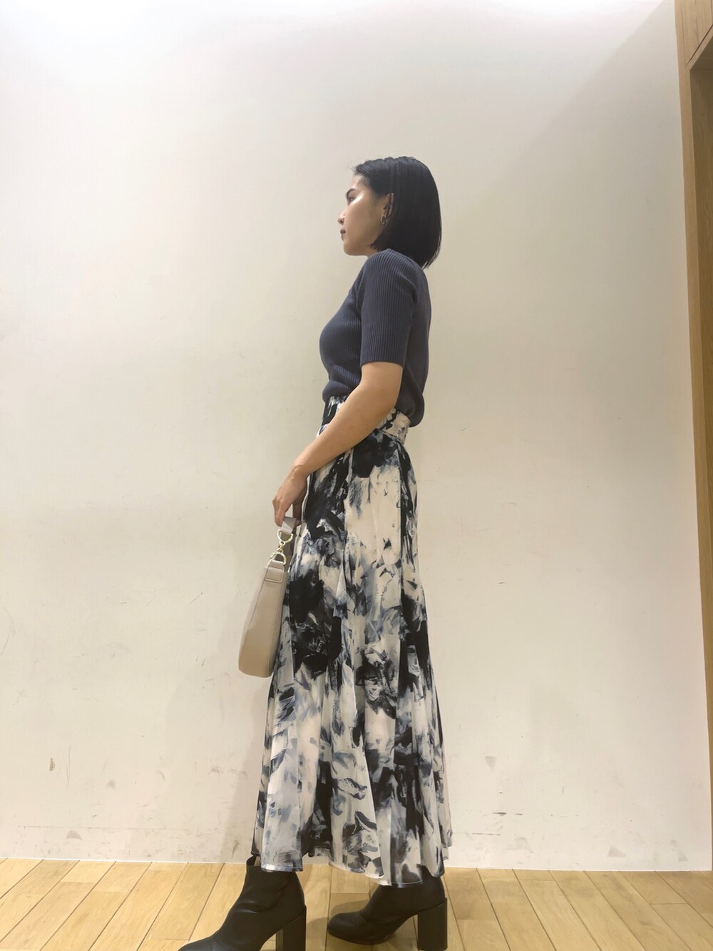 ブルー系のスカート、ブルー系のニット/セーター、グレー系のその他アウターを着用したレディースの夏コーディネートの6枚目の写真