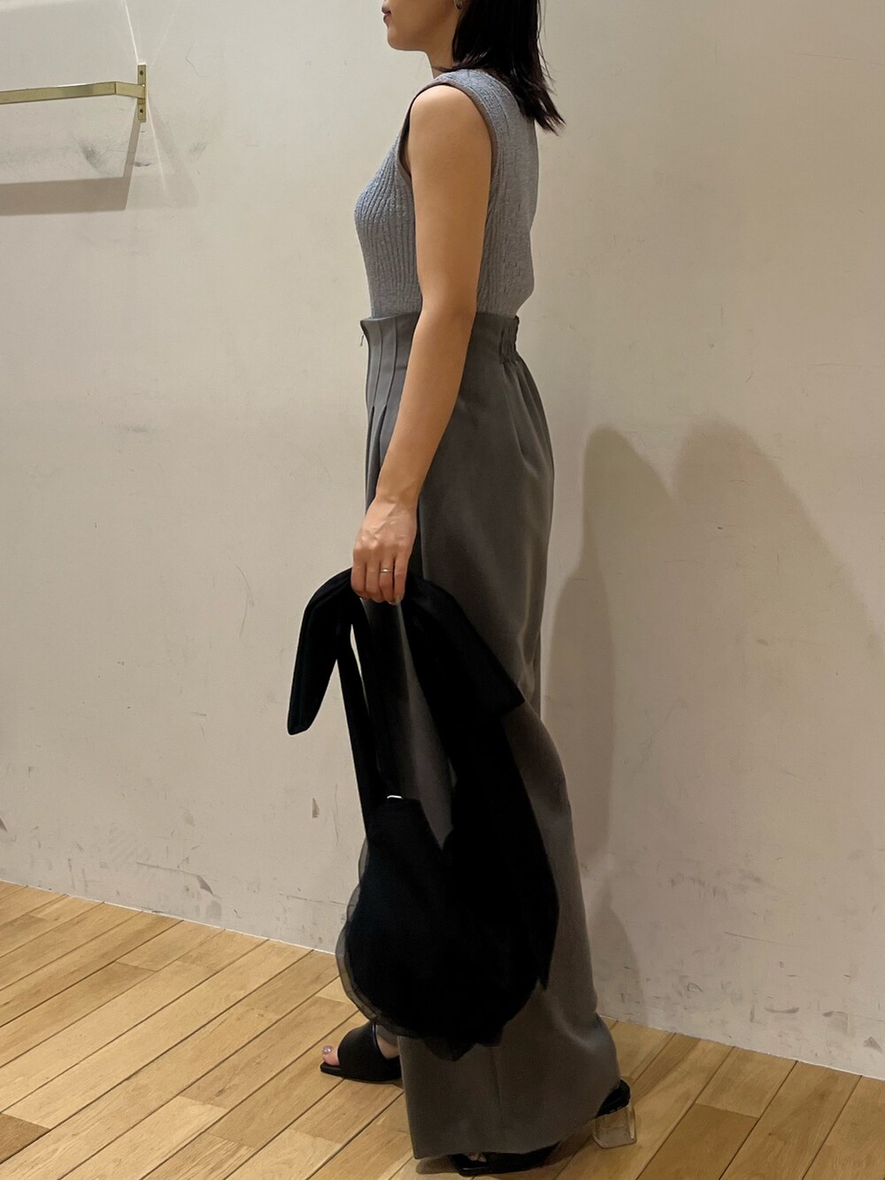 ブルー系のニット/セーター、グレー系のその他パンツ、ブラック系のサンダルを着用したレディースの夏コーディネートの2枚目の写真