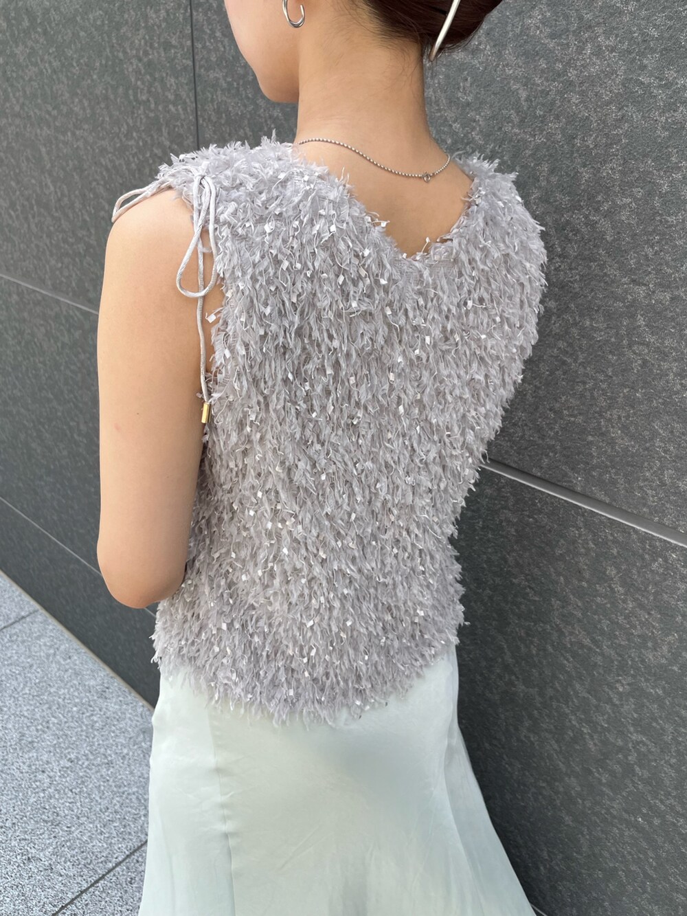グレー系のTシャツ/カットソー、グリーン系のスカート、ホワイト系のサンダルを着用したレディースの夏コーディネートの9枚目の写真