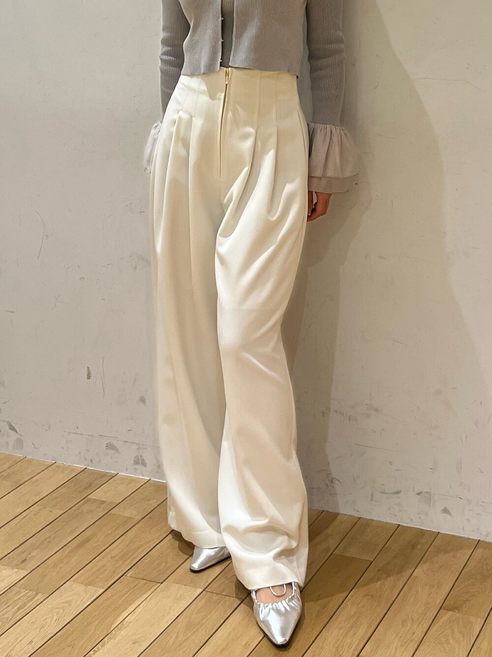 ホワイト系のその他パンツ、シルバー系のサンダル、グレー系のアンサンブルを着用したレディースの春コーディネートの6枚目の写真