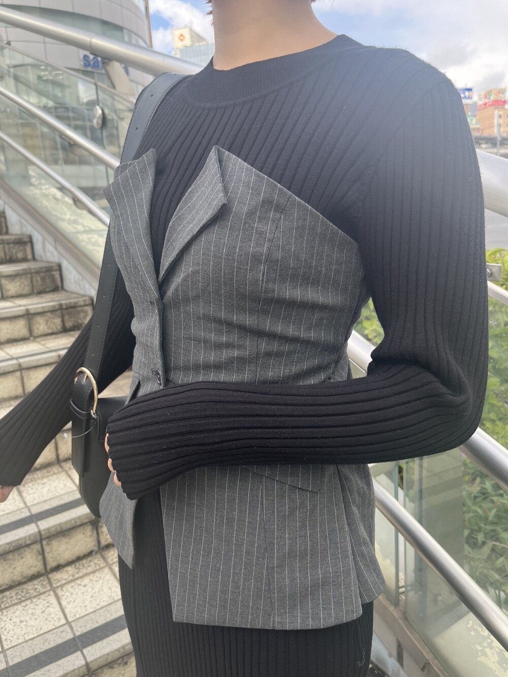 ブラック系のワンピースを着用したレディースの冬コーディネートの6枚目の写真