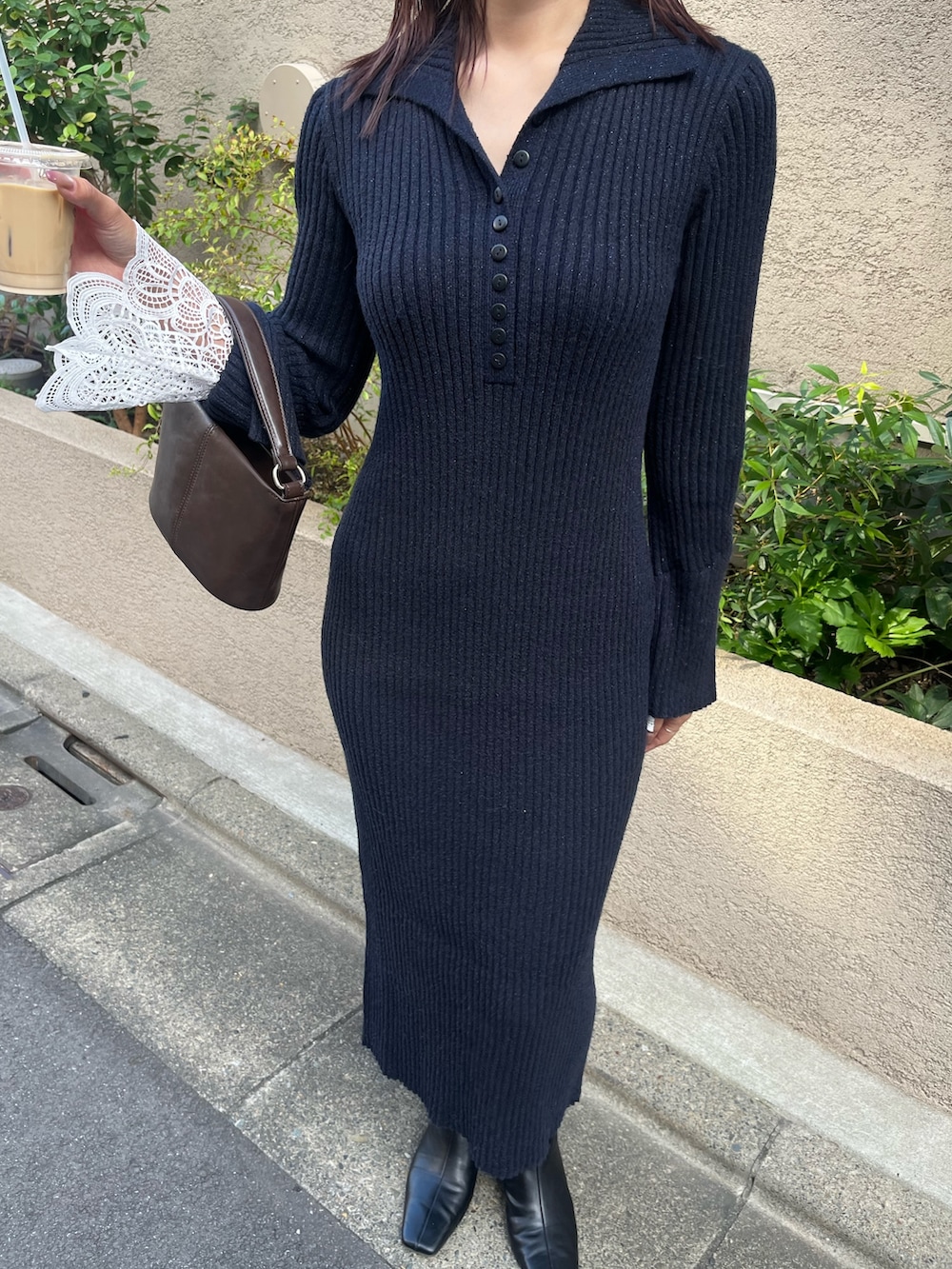 ブラック系のブーツ、ブルー系のワンピースを着用したレディースの秋コーディネートの5枚目の写真