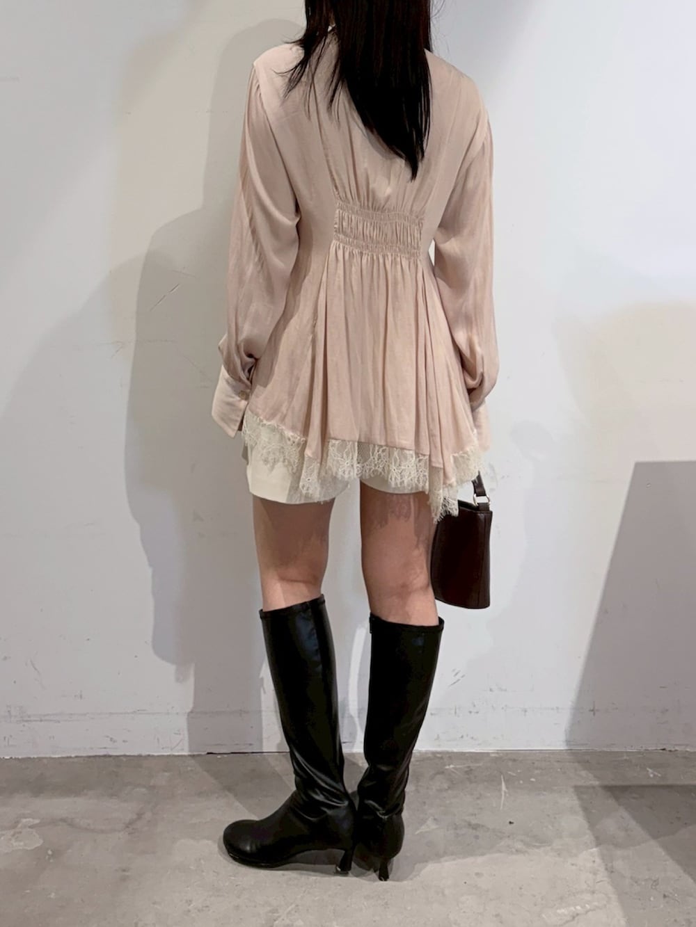 ピンク系のシャツ/ブラウス、ホワイト系のその他パンツ、ブラック系のブーツを着用したレディースの夏コーディネートの7枚目の写真