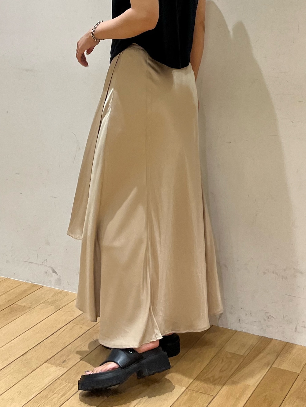 ブラック系のTシャツ/カットソー、ベージュ系のスカートを着用したレディースの夏コーディネートの4枚目の写真