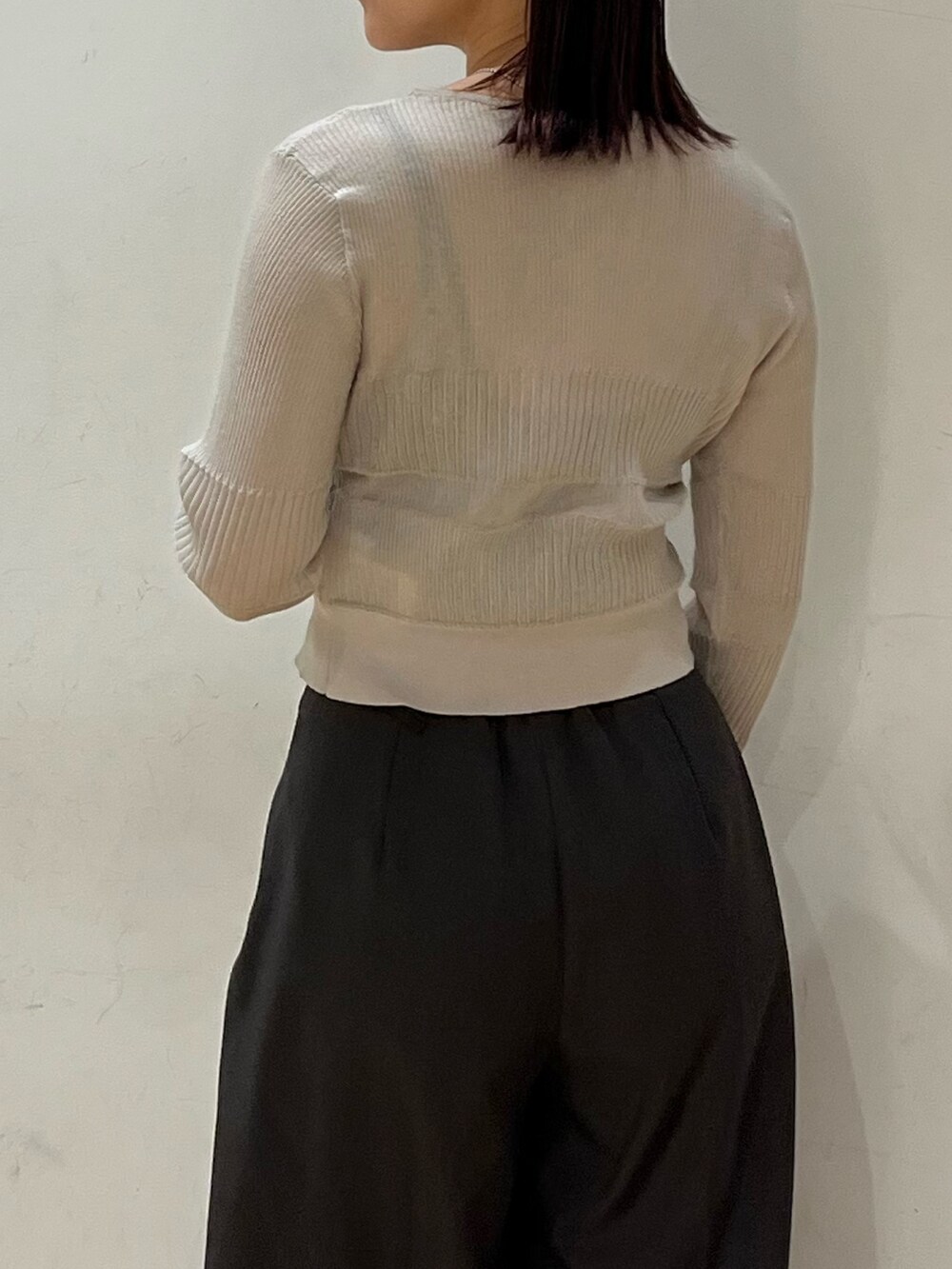 グレー系のその他パンツ、ブラック系のスニーカー、グレー系のカーディガン/ボレロを着用したレディースの春コーディネートの7枚目の写真