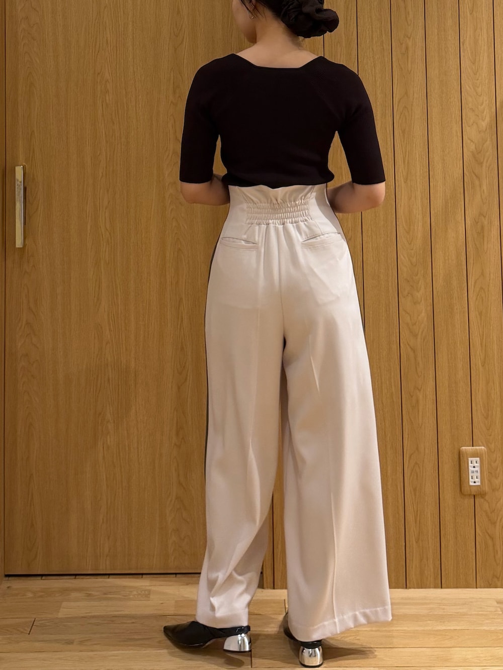 ホワイト系のその他パンツ、ブラウン系のニット/セーターを着用したレディースの春コーディネートの3枚目の写真
