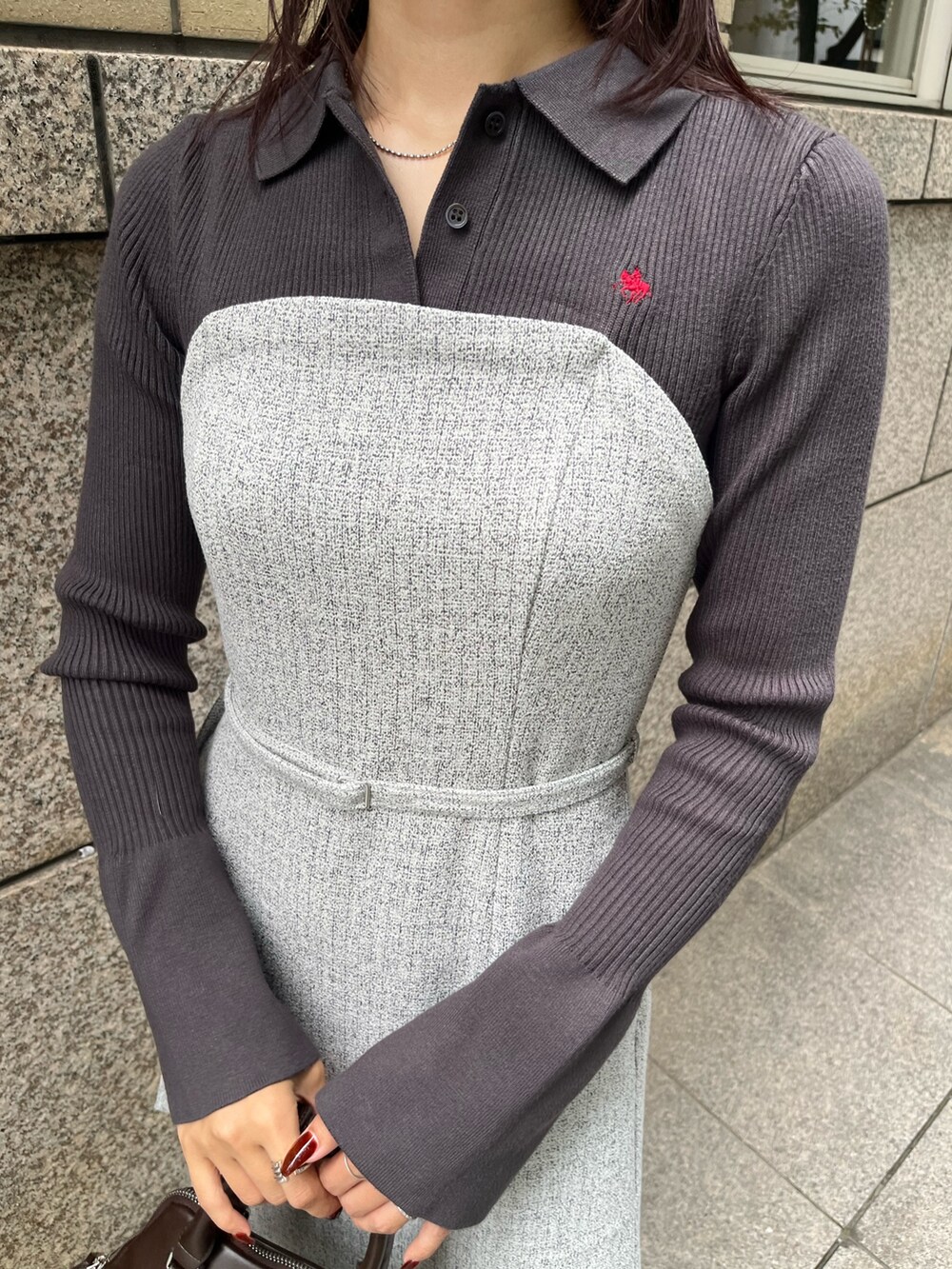 グレー系のワンピース、ブラウン系のボストンバッグ、ブラック系のブーツを着用したレディースの秋コーディネートの7枚目の写真