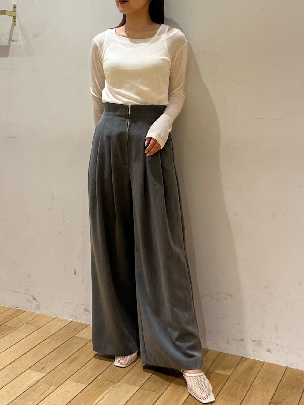 ホワイト系のサンダル、パープル系のテーラードジャケット、グレー系のその他パンツを着用したレディースの春コーディネートの4枚目の写真