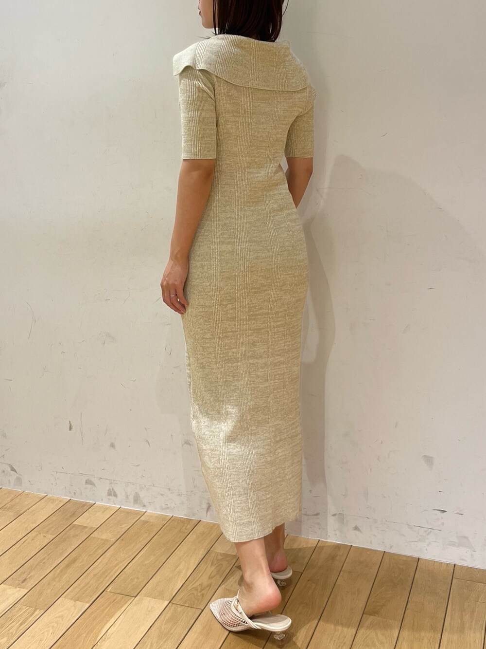 ホワイト系のサンダル、ホワイト系のワンピースを着用したレディースの春コーディネートの3枚目の写真