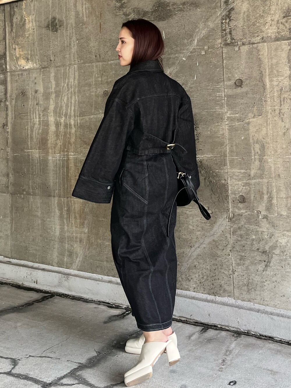 ホワイト系のサンダル、ブルー系のTシャツ/カットソー、ブラック系のワンピースを着用したレディースの春コーディネートの3枚目の写真