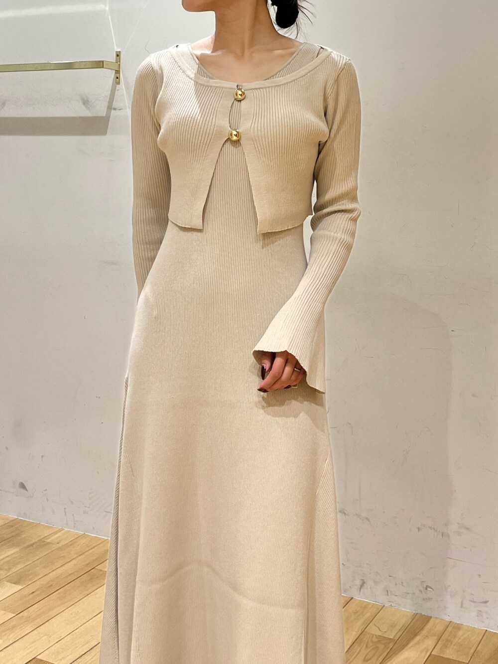 ホワイト系のワンピース、ベージュ系のブーツを着用したレディースの秋コーディネートの4枚目の写真